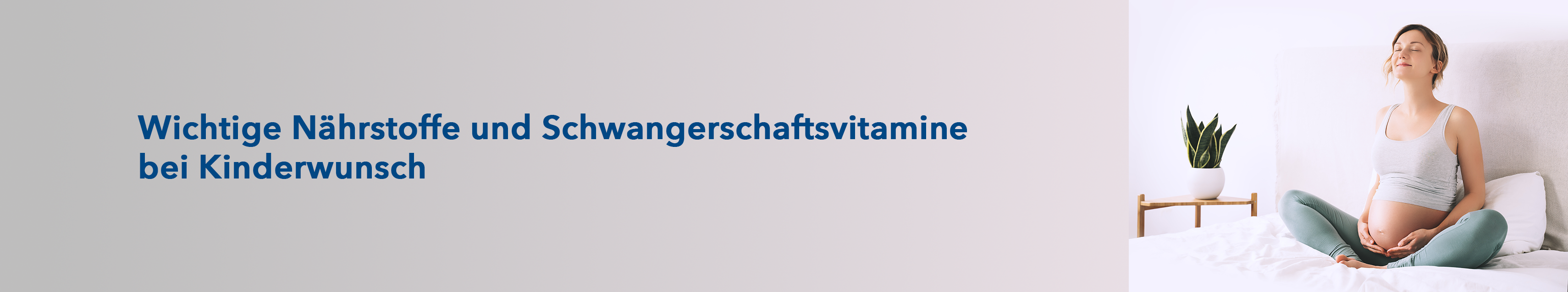Eine schwangere Frau sitzt im Schneidersitz auf dem Bett und hält sich ihren Bauch.