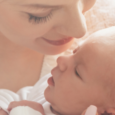 Mama mit Baby in Hand