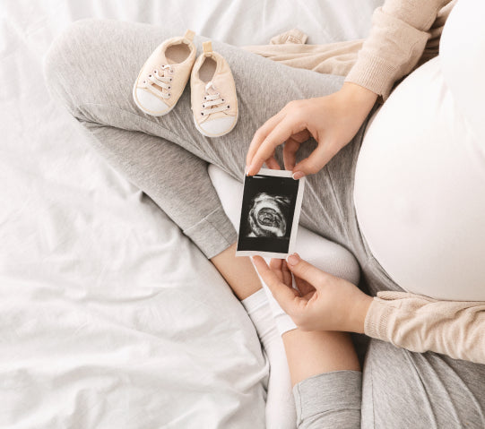 Banner schwangere Frau hält ein Ultraschallbild in der Hand
