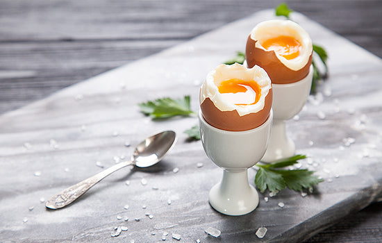 Zwei gekochte Eier im Eierbecher